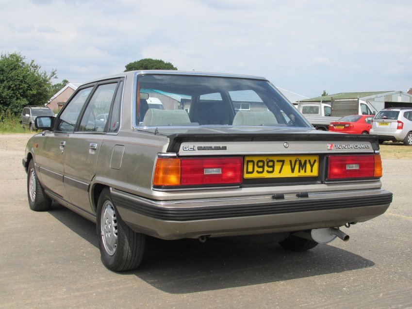 TOYOTA CAMRY EXECUTIVE 1986