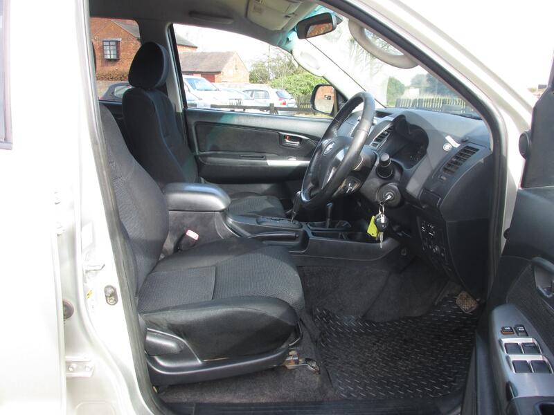 TOYOTA HILUX INVINCIBLE 4X4 D-4D DCB 2014