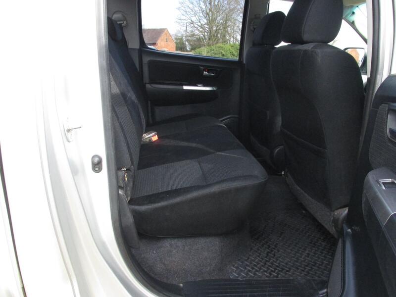 TOYOTA HILUX INVINCIBLE 4X4 D-4D DCB 2014