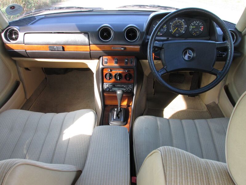 MERCEDES-BENZ 200 200 AUTO 1984