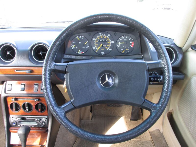 MERCEDES-BENZ 200 200 AUTO 1984